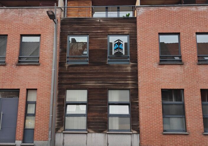 Dit appartement is gelegen in het centrum van Opwijk. het appartement bestaat op de eerste verdieping uit een leefruimte met open keuken. Op de tweede verdieping bevinden zich de slaapkamer en badkamer alsook het terras. Een plus punt bij dit appartement 