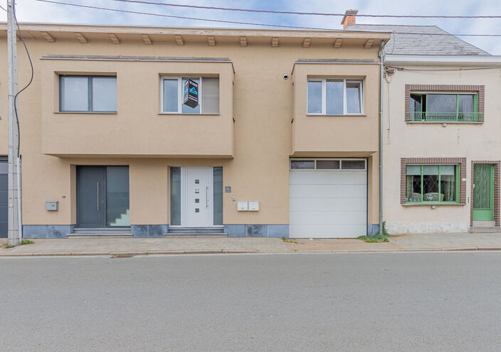 In het hartje van Opstal kan U deze 2 duplex-appartementen terugvinden. De gelijkvloerse duplex is zeer ruim en door de grote ramen is er veel inval van natuurlijk licht. De uitgebreide keuken zorgt ervoor dat U heerlijke gerechten kan klaar maken. Op de 