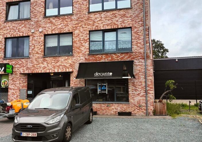 Goed gelegen handelsruimte vlakbij het centrum van Asse en andere handelszaken. Mogelijkheid dit te gebruiken als kantoor, showroom, praktijkruimte,... 
Voor het gebouw zijn er staanplaatsen voorzien. Binnen vinden we ook nog 2 toiletten, berging (stockag