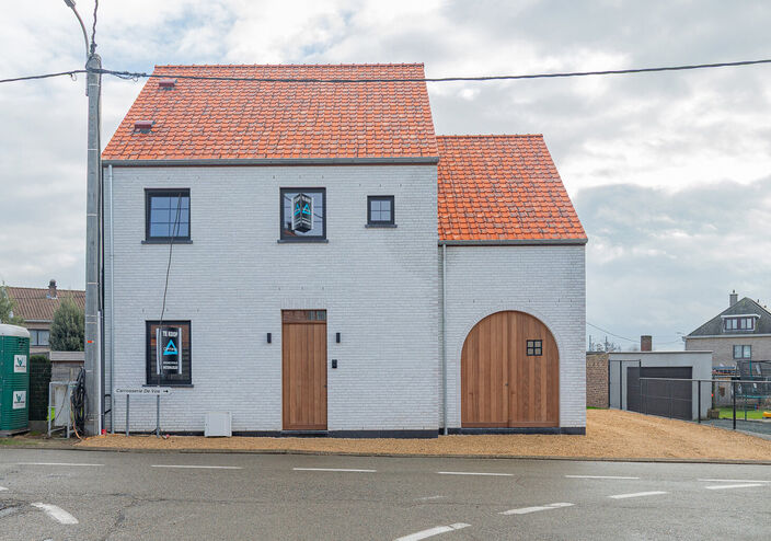 Ontdek deze moderne nieuwbouw in Affligem, ideaal voor gezinnen of wie op zoek is naar een hedendaags en ruim huis. Met een woonoppervlakte van 244,29 m&sup2; biedt deze woning drie ruime slaapkamers en twee stijlvolle badkamer, perfect om tot rust te komen. 