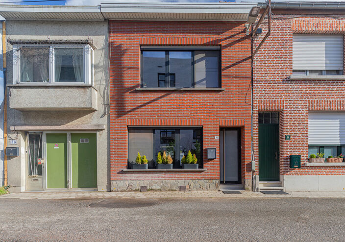 Deze woning biedt alles wat je nodig hebt voor een comfortabel gezinsleven. Op het gelijkvloers kom je binnen via een ruime inkomhal die toegang geeft tot een lichte, ruime leefruimte met bijhorende keuken waardoor alles makkelijk bij elkaar is. Verder vi