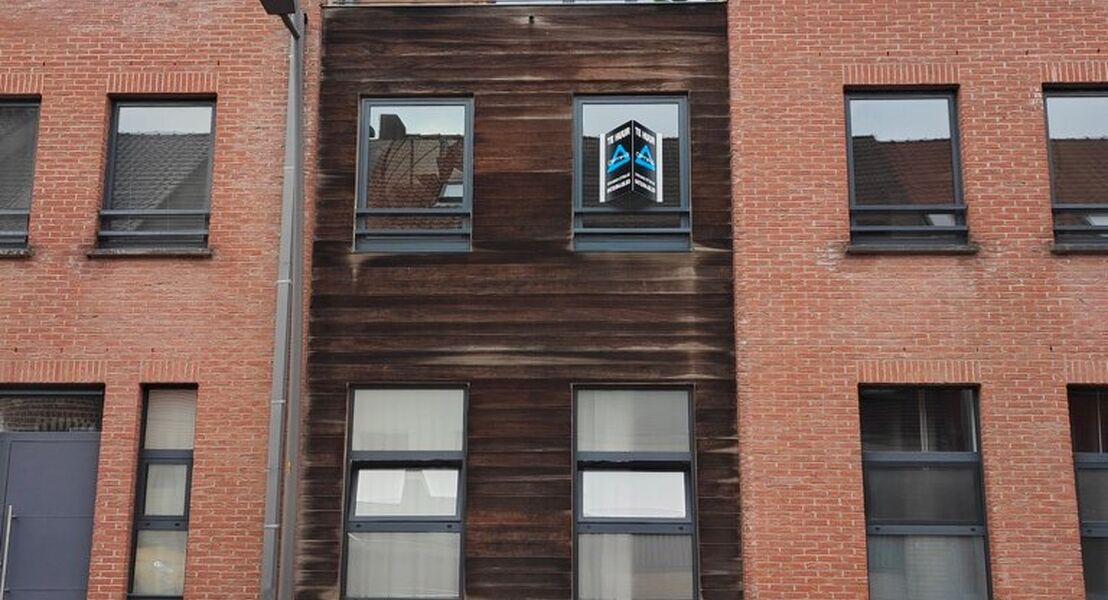Dit appartement is gelegen in het centrum van Opwijk. het appartement bestaat op de eerste verdieping uit een leefruimte met open keuken. Op de tweede verdieping bevinden zich de slaapkamer en badkamer alsook het terras. Een plus punt bij dit appartement 
