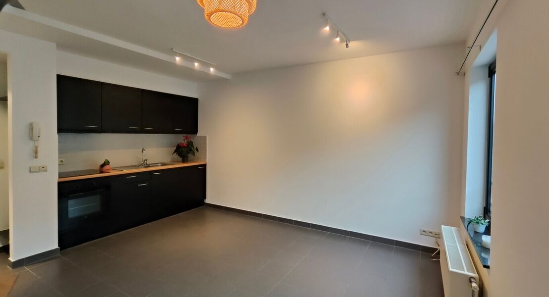 Dit appartement is gelegen in het centrum van Opwijk. het appartement bestaat op de eerste verdieping uit een leefruimte met open keuken. Op de tweede verdieping bevinden zich de slaapkamer en badkamer alsook het terras. Een plus punt bij dit appartement 