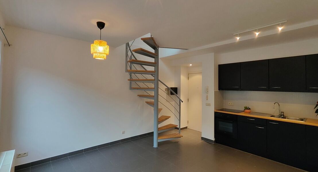 Dit appartement is gelegen in het centrum van Opwijk. het appartement bestaat op de eerste verdieping uit een leefruimte met open keuken. Op de tweede verdieping bevinden zich de slaapkamer en badkamer alsook het terras. Een plus punt bij dit appartement 