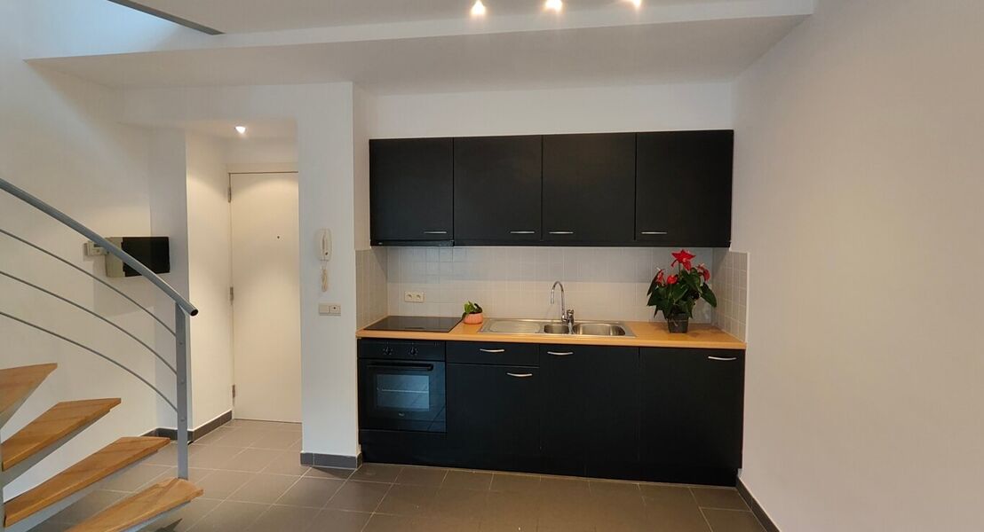 Dit appartement is gelegen in het centrum van Opwijk. het appartement bestaat op de eerste verdieping uit een leefruimte met open keuken. Op de tweede verdieping bevinden zich de slaapkamer en badkamer alsook het terras. Een plus punt bij dit appartement 