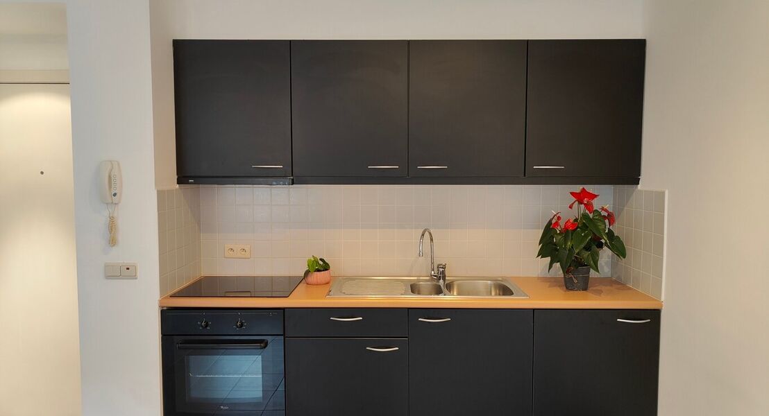 Dit appartement is gelegen in het centrum van Opwijk. het appartement bestaat op de eerste verdieping uit een leefruimte met open keuken. Op de tweede verdieping bevinden zich de slaapkamer en badkamer alsook het terras. Een plus punt bij dit appartement 