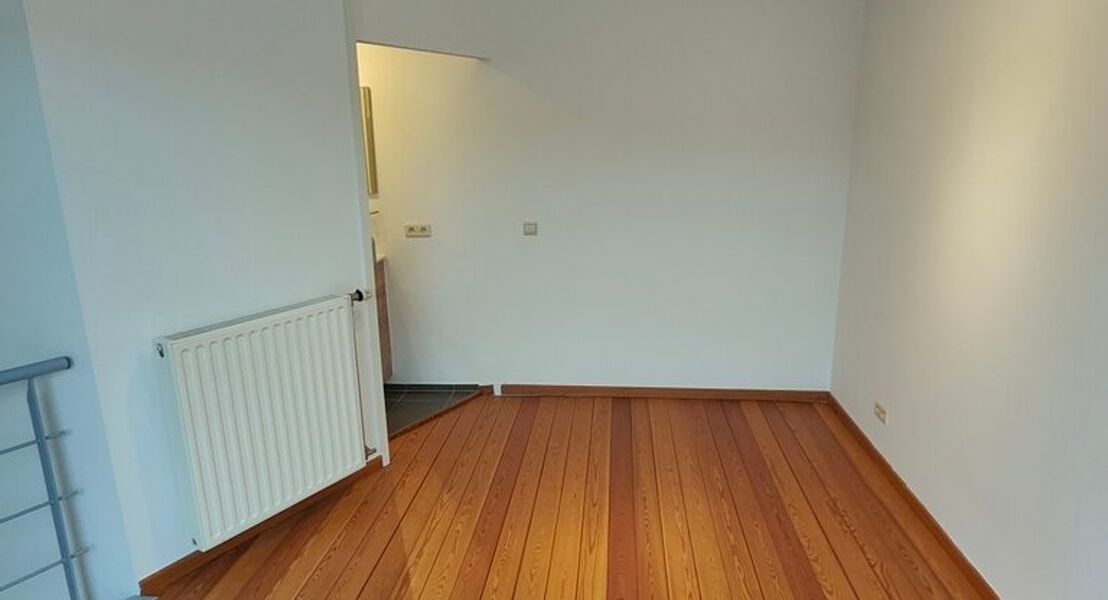 Dit appartement is gelegen in het centrum van Opwijk. het appartement bestaat op de eerste verdieping uit een leefruimte met open keuken. Op de tweede verdieping bevinden zich de slaapkamer en badkamer alsook het terras. Een plus punt bij dit appartement 