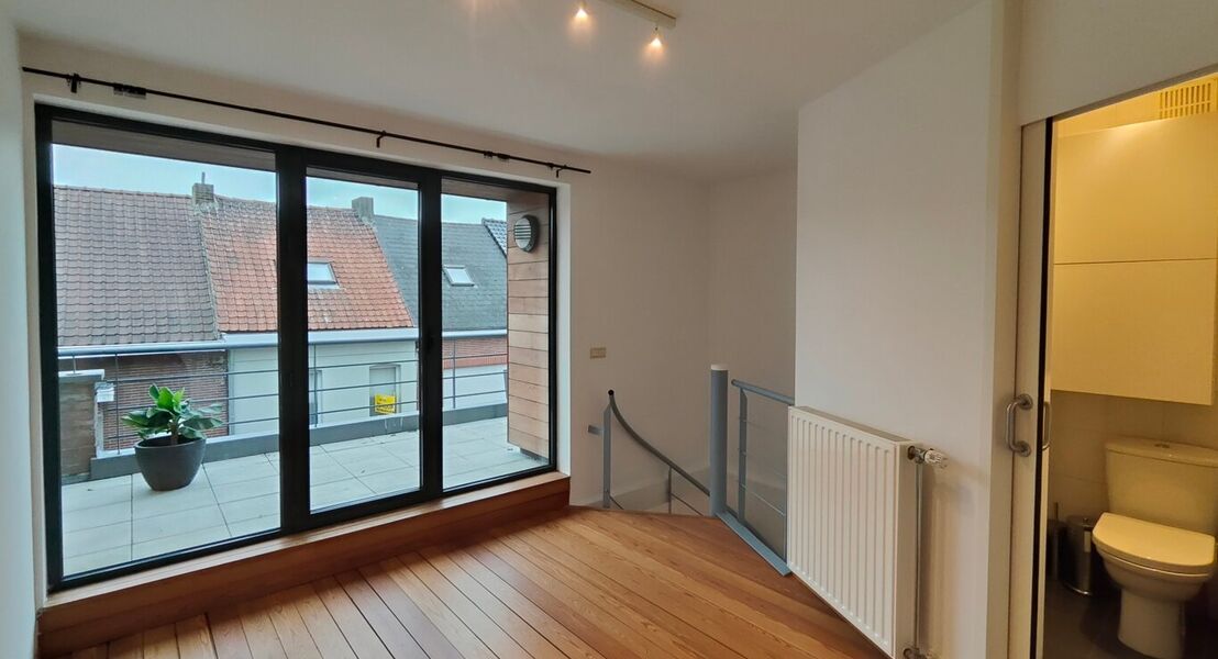 Dit appartement is gelegen in het centrum van Opwijk. het appartement bestaat op de eerste verdieping uit een leefruimte met open keuken. Op de tweede verdieping bevinden zich de slaapkamer en badkamer alsook het terras. Een plus punt bij dit appartement 
