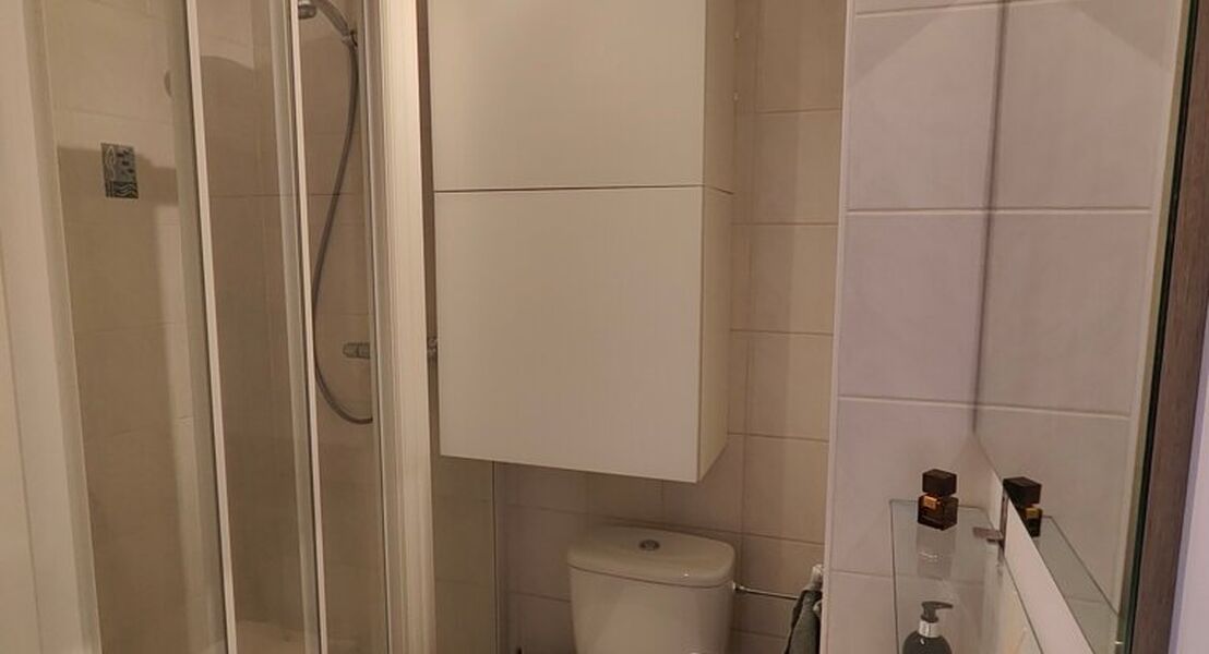 Dit appartement is gelegen in het centrum van Opwijk. het appartement bestaat op de eerste verdieping uit een leefruimte met open keuken. Op de tweede verdieping bevinden zich de slaapkamer en badkamer alsook het terras. Een plus punt bij dit appartement 