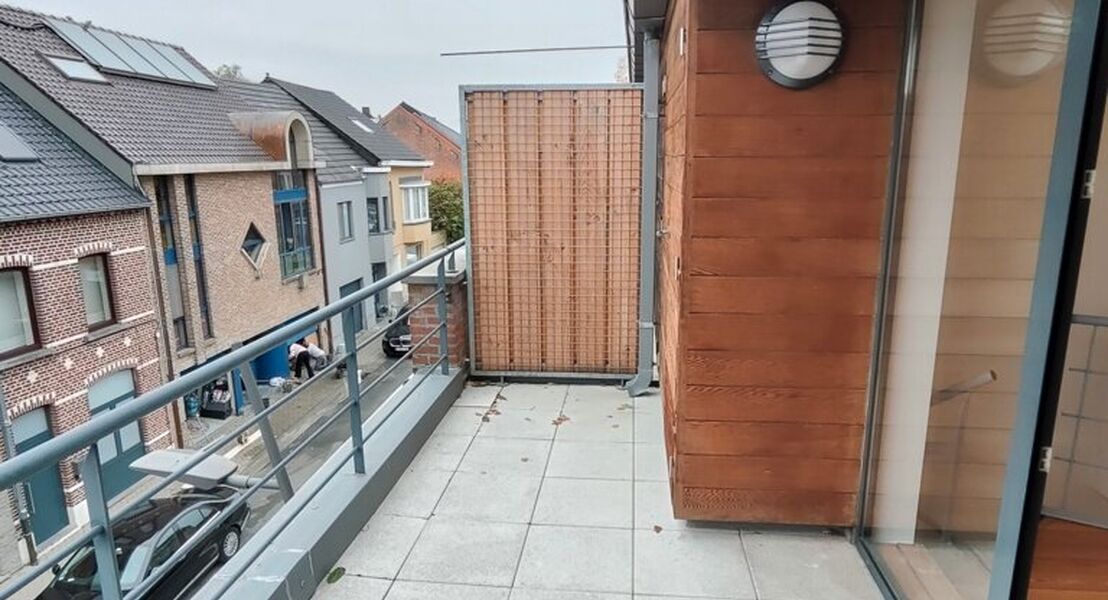 Dit appartement is gelegen in het centrum van Opwijk. het appartement bestaat op de eerste verdieping uit een leefruimte met open keuken. Op de tweede verdieping bevinden zich de slaapkamer en badkamer alsook het terras. Een plus punt bij dit appartement 