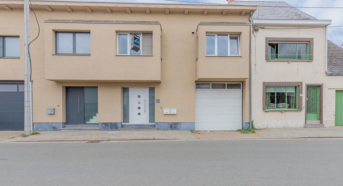 In het hartje van Opstal kan U deze 2 duplex-appartementen terugvinden. De gelijkvloerse duplex is zeer ruim en door de grote ramen is er veel inval van natuurlijk licht. De uitgebreide keuken zorgt ervoor dat U heerlijke gerechten kan klaar maken. Op de 