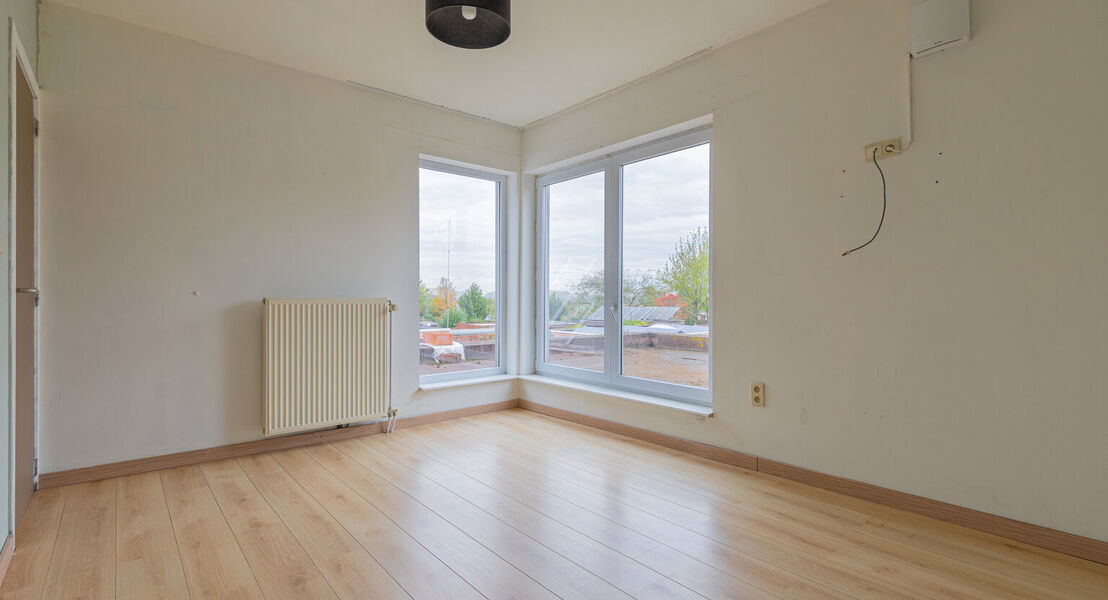 In het hartje van Opstal kan U deze 2 duplex-appartementen terugvinden. De gelijkvloerse duplex is zeer ruim en door de grote ramen is er veel inval van natuurlijk licht. De uitgebreide keuken zorgt ervoor dat U heerlijke gerechten kan klaar maken. Op de 