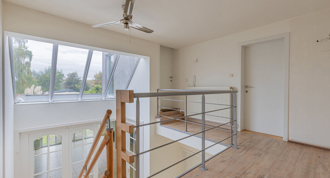 In het hartje van Opstal kan U deze 2 duplex-appartementen terugvinden. De gelijkvloerse duplex is zeer ruim en door de grote ramen is er veel inval van natuurlijk licht. De uitgebreide keuken zorgt ervoor dat U heerlijke gerechten kan klaar maken. Op de 