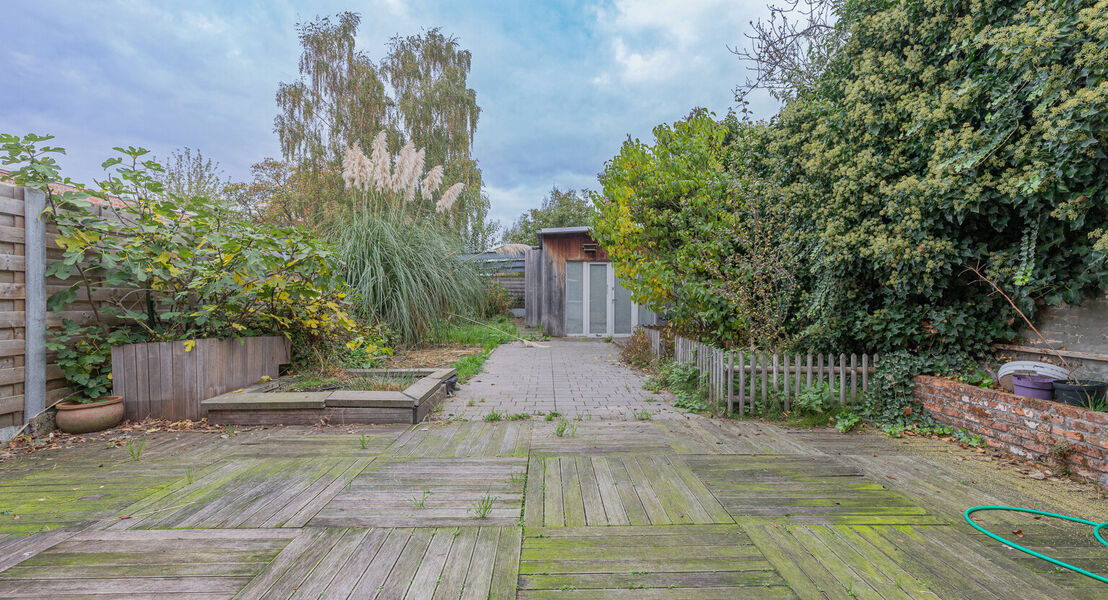In het hartje van Opstal kan U deze 2 duplex-appartementen terugvinden. De gelijkvloerse duplex is zeer ruim en door de grote ramen is er veel inval van natuurlijk licht. De uitgebreide keuken zorgt ervoor dat U heerlijke gerechten kan klaar maken. Op de 