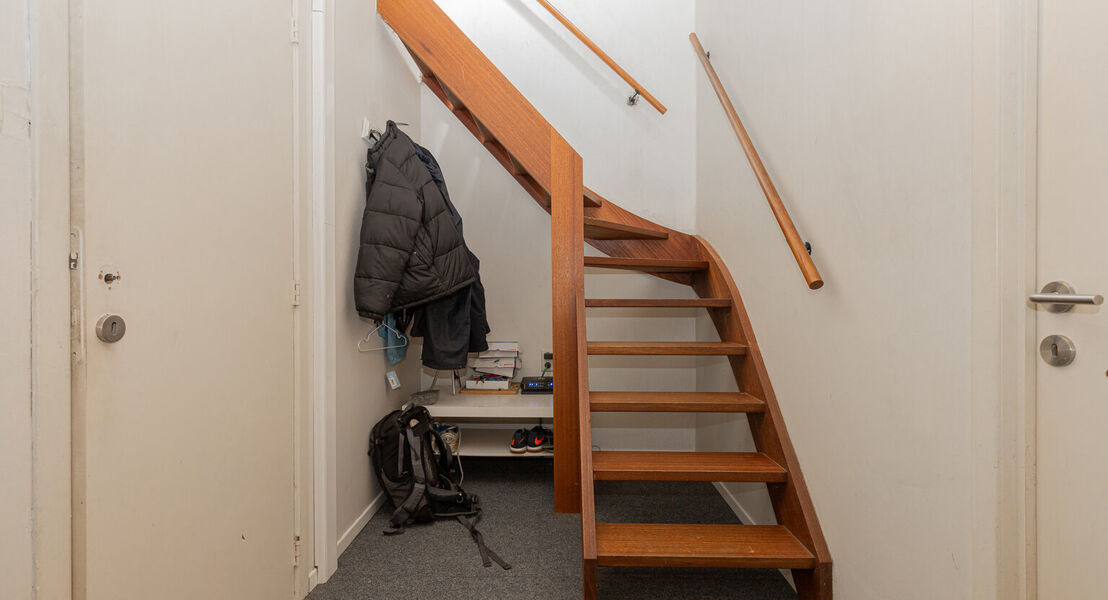 In het hartje van Opstal kan U deze 2 duplex-appartementen terugvinden. De gelijkvloerse duplex is zeer ruim en door de grote ramen is er veel inval van natuurlijk licht. De uitgebreide keuken zorgt ervoor dat U heerlijke gerechten kan klaar maken. Op de 