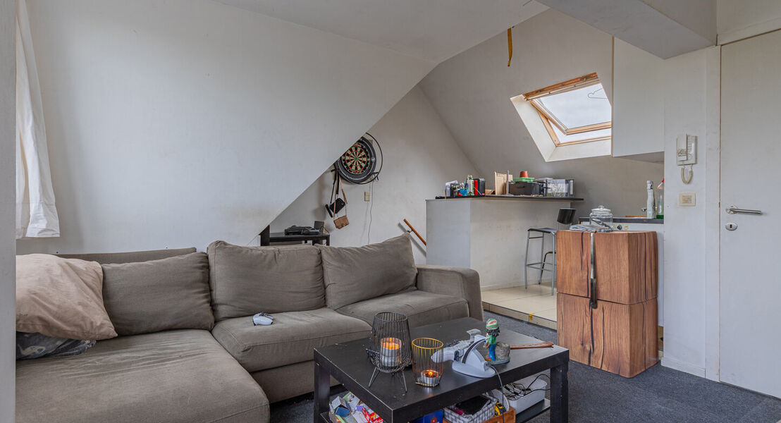 In het hartje van Opstal kan U deze 2 duplex-appartementen terugvinden. De gelijkvloerse duplex is zeer ruim en door de grote ramen is er veel inval van natuurlijk licht. De uitgebreide keuken zorgt ervoor dat U heerlijke gerechten kan klaar maken. Op de 