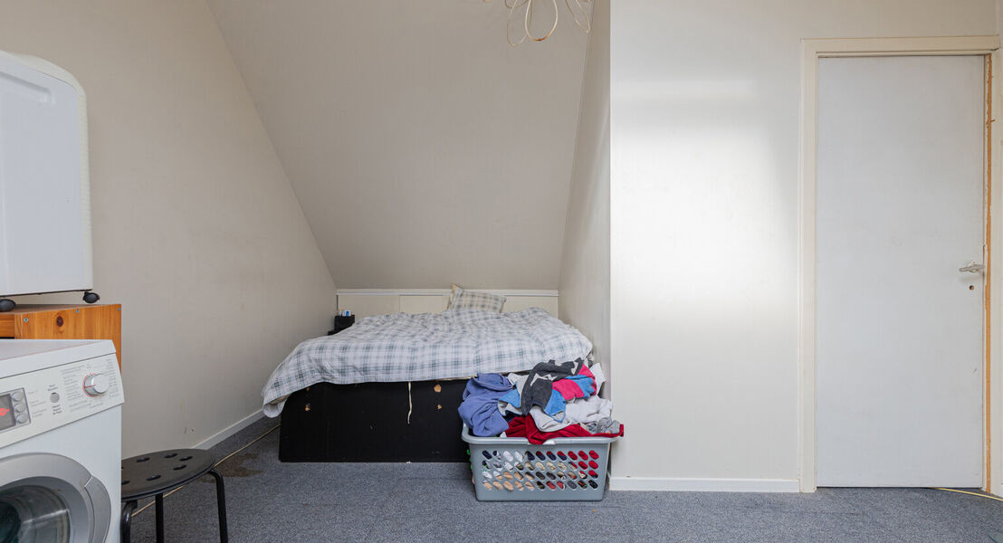 In het hartje van Opstal kan U deze 2 duplex-appartementen terugvinden. De gelijkvloerse duplex is zeer ruim en door de grote ramen is er veel inval van natuurlijk licht. De uitgebreide keuken zorgt ervoor dat U heerlijke gerechten kan klaar maken. Op de 