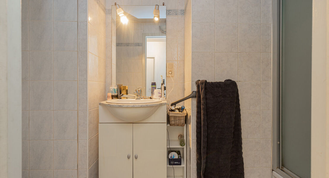 In het hartje van Opstal kan U deze 2 duplex-appartementen terugvinden. De gelijkvloerse duplex is zeer ruim en door de grote ramen is er veel inval van natuurlijk licht. De uitgebreide keuken zorgt ervoor dat U heerlijke gerechten kan klaar maken. Op de 