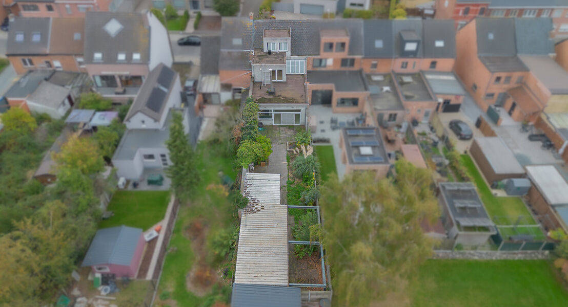 In het hartje van Opstal kan U deze 2 duplex-appartementen terugvinden. De gelijkvloerse duplex is zeer ruim en door de grote ramen is er veel inval van natuurlijk licht. De uitgebreide keuken zorgt ervoor dat U heerlijke gerechten kan klaar maken. Op de 
