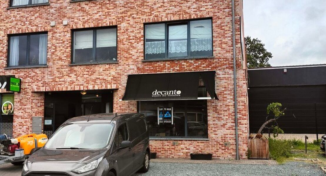 Goed gelegen handelsruimte vlakbij het centrum van Asse en andere handelszaken. Mogelijkheid dit te gebruiken als kantoor, showroom, praktijkruimte,... 
Voor het gebouw zijn er staanplaatsen voorzien. Binnen vinden we ook nog 2 toiletten, berging (stockag