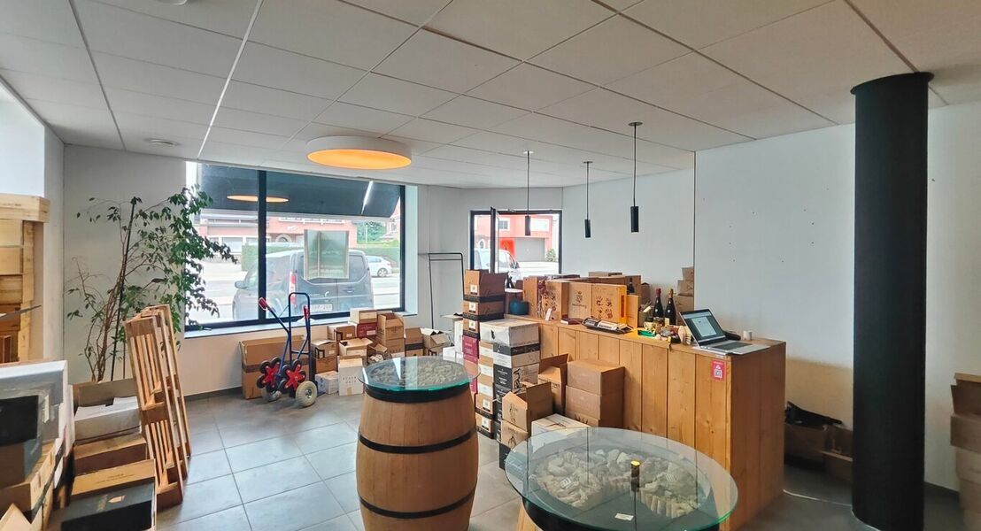 Goed gelegen handelsruimte vlakbij het centrum van Asse en andere handelszaken. Mogelijkheid dit te gebruiken als kantoor, showroom, praktijkruimte,... 
Voor het gebouw zijn er staanplaatsen voorzien. Binnen vinden we ook nog 2 toiletten, berging (stockag