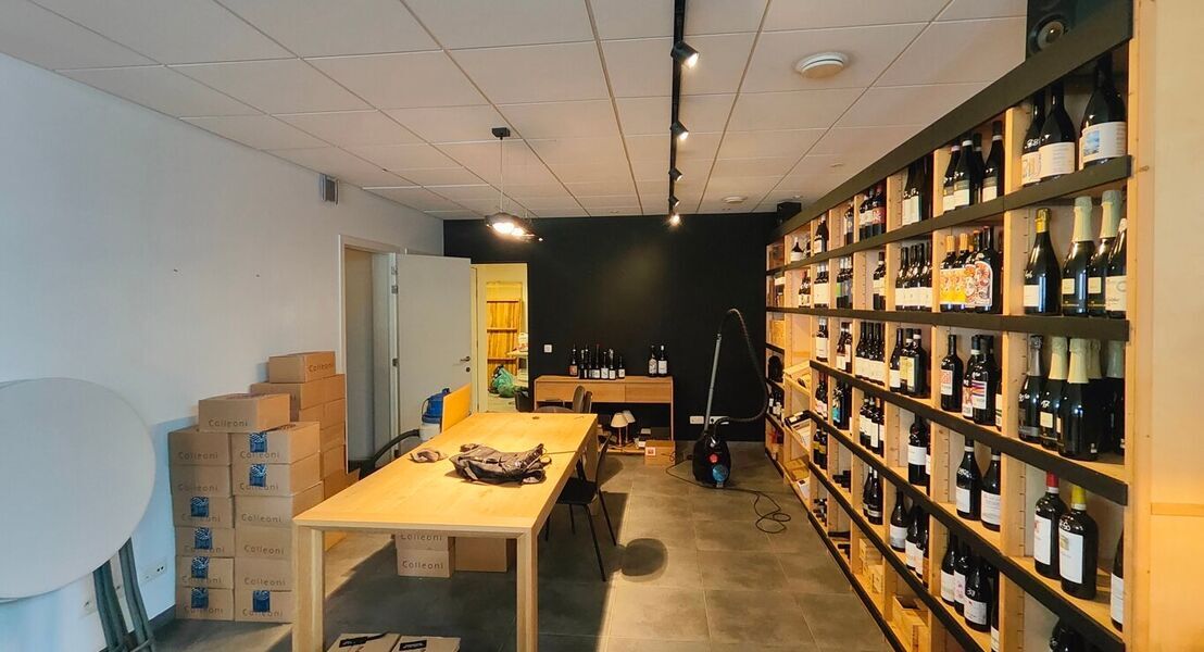 Goed gelegen handelsruimte vlakbij het centrum van Asse en andere handelszaken. Mogelijkheid dit te gebruiken als kantoor, showroom, praktijkruimte,... 
Voor het gebouw zijn er staanplaatsen voorzien. Binnen vinden we ook nog 2 toiletten, berging (stockag