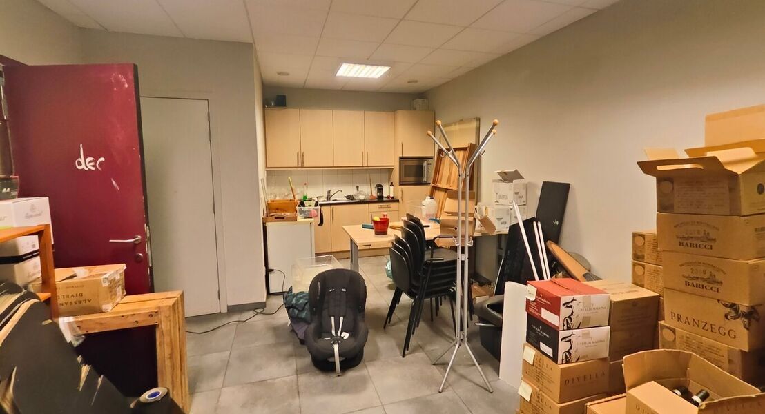 Goed gelegen handelsruimte vlakbij het centrum van Asse en andere handelszaken. Mogelijkheid dit te gebruiken als kantoor, showroom, praktijkruimte,... 
Voor het gebouw zijn er staanplaatsen voorzien. Binnen vinden we ook nog 2 toiletten, berging (stockag