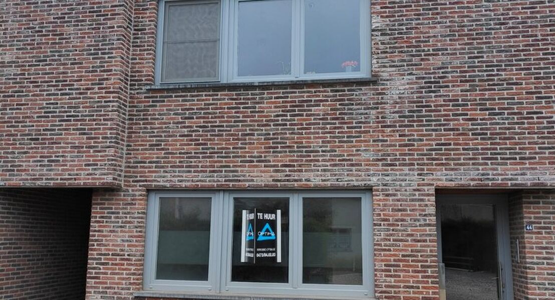 Onmiddellijk beschikbaar!
Leuk gelijkvloers appartement met 1 slaapkamer. Het appartement heeft een bewoonbare oppervlakte van 56 m&sup2;. Dit appartement bestaat uit een inkomhal, een ruime woonkamer en open keuken. Verder is er een badkamer, apart toilet en