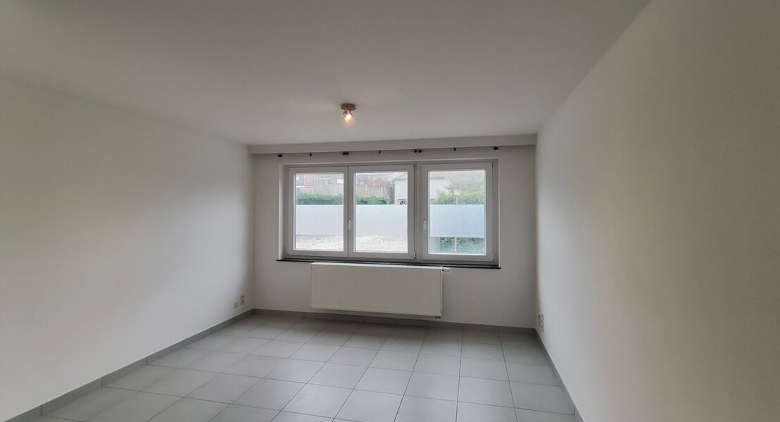 Onmiddellijk beschikbaar!
Leuk gelijkvloers appartement met 1 slaapkamer. Het appartement heeft een bewoonbare oppervlakte van 56 m&sup2;. Dit appartement bestaat uit een inkomhal, een ruime woonkamer en open keuken. Verder is er een badkamer, apart toilet en