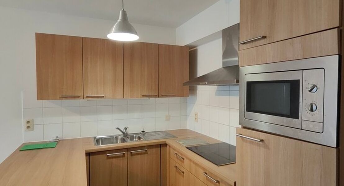 Onmiddellijk beschikbaar!
Leuk gelijkvloers appartement met 1 slaapkamer. Het appartement heeft een bewoonbare oppervlakte van 56 m&sup2;. Dit appartement bestaat uit een inkomhal, een ruime woonkamer en open keuken. Verder is er een badkamer, apart toilet en