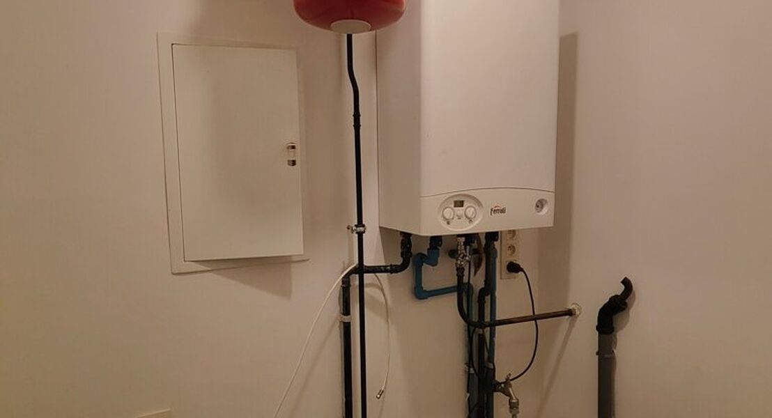 Onmiddellijk beschikbaar!
Leuk gelijkvloers appartement met 1 slaapkamer. Het appartement heeft een bewoonbare oppervlakte van 56 m&sup2;. Dit appartement bestaat uit een inkomhal, een ruime woonkamer en open keuken. Verder is er een badkamer, apart toilet en