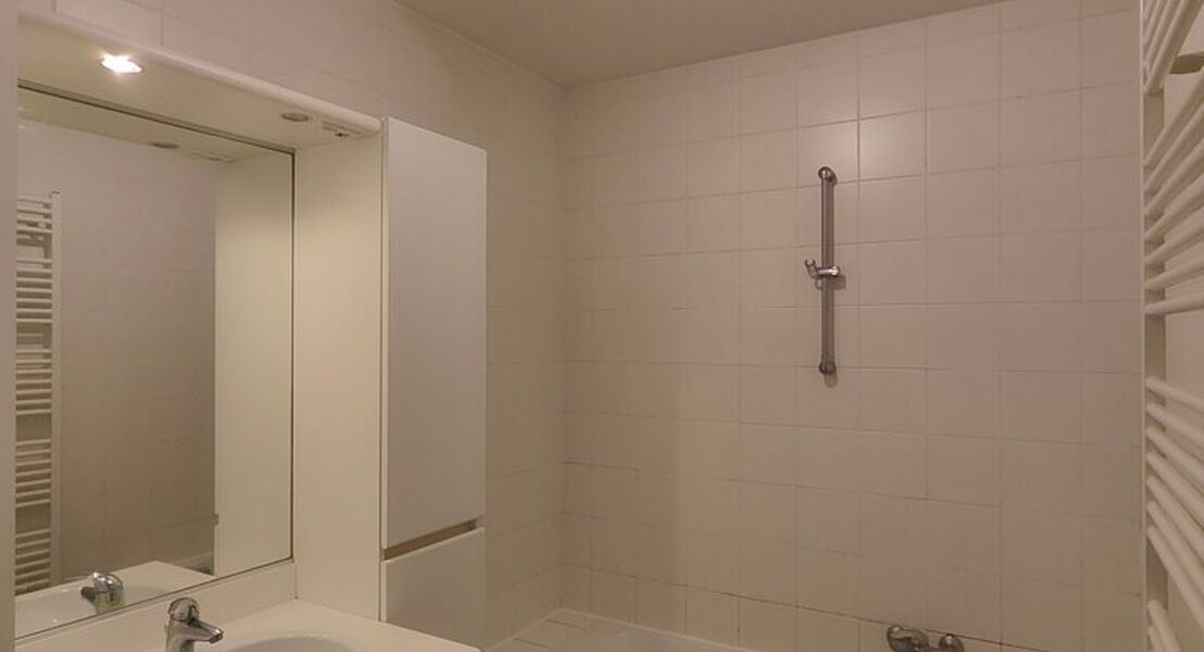 Onmiddellijk beschikbaar!
Leuk gelijkvloers appartement met 1 slaapkamer. Het appartement heeft een bewoonbare oppervlakte van 56 m&sup2;. Dit appartement bestaat uit een inkomhal, een ruime woonkamer en open keuken. Verder is er een badkamer, apart toilet en