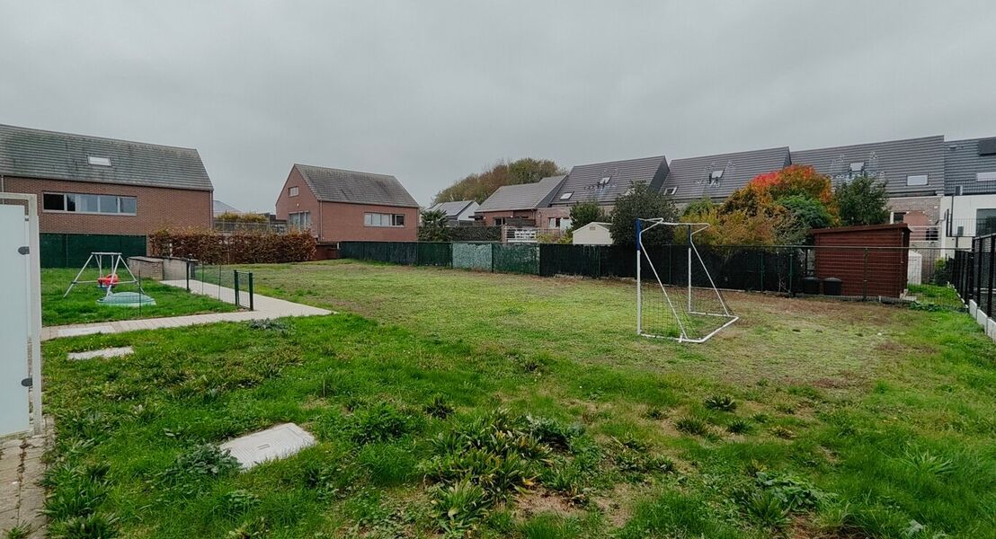 Onmiddellijk beschikbaar!
Leuk gelijkvloers appartement met 1 slaapkamer. Het appartement heeft een bewoonbare oppervlakte van 56 m&sup2;. Dit appartement bestaat uit een inkomhal, een ruime woonkamer en open keuken. Verder is er een badkamer, apart toilet en