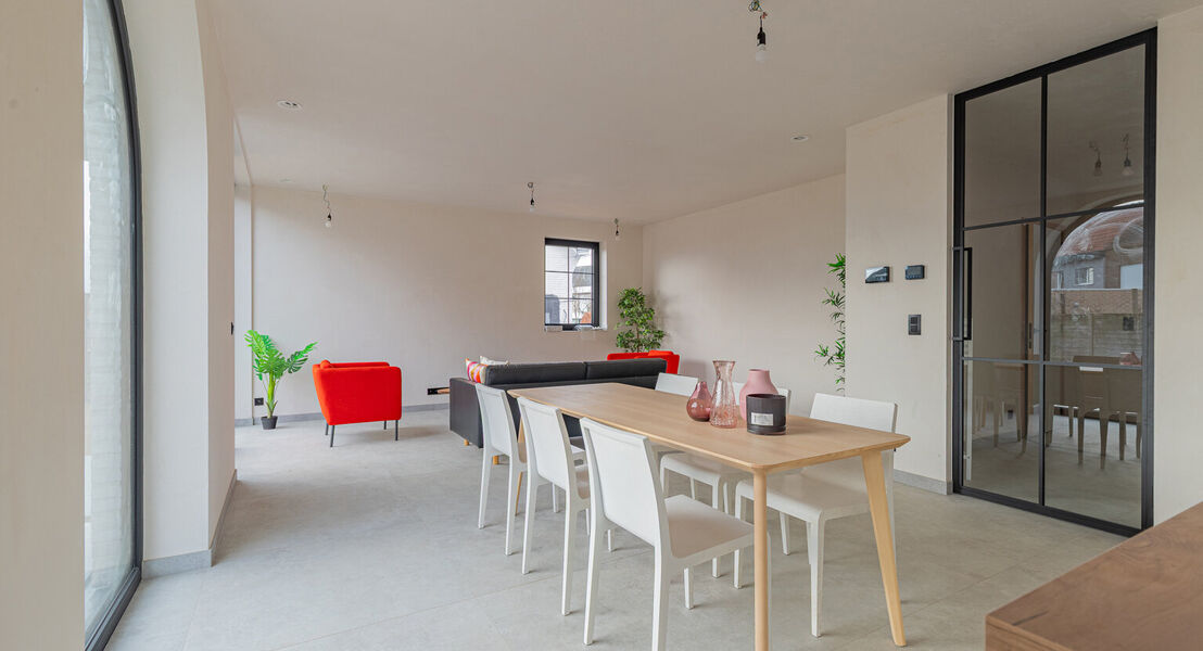 Ontdek deze moderne nieuwbouw in Affligem, ideaal voor gezinnen of wie op zoek is naar een hedendaags en ruim huis. Met een woonoppervlakte van 244,29 m&sup2; biedt deze woning drie ruime slaapkamers en twee stijlvolle badkamer, perfect om tot rust te komen. 