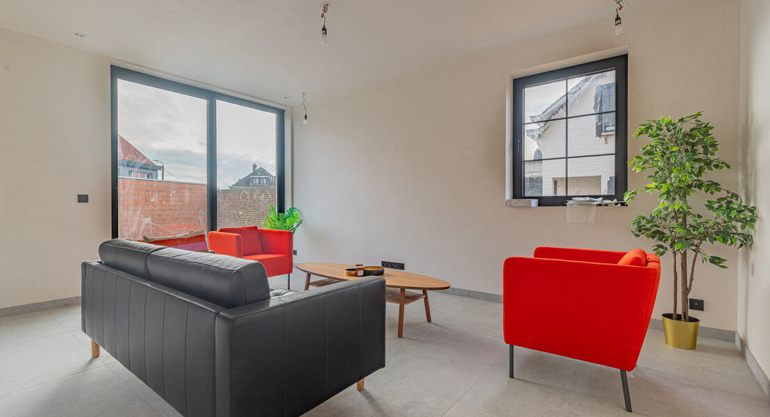Ontdek deze moderne nieuwbouw in Affligem, ideaal voor gezinnen of wie op zoek is naar een hedendaags en ruim huis. Met een woonoppervlakte van 244,29 m&sup2; biedt deze woning drie ruime slaapkamers en twee stijlvolle badkamer, perfect om tot rust te komen. 