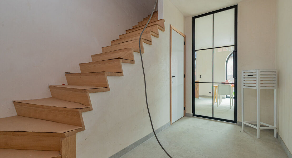 Ontdek deze moderne nieuwbouw in Affligem, ideaal voor gezinnen of wie op zoek is naar een hedendaags en ruim huis. Met een woonoppervlakte van 244,29 m&sup2; biedt deze woning drie ruime slaapkamers en twee stijlvolle badkamer, perfect om tot rust te komen. 