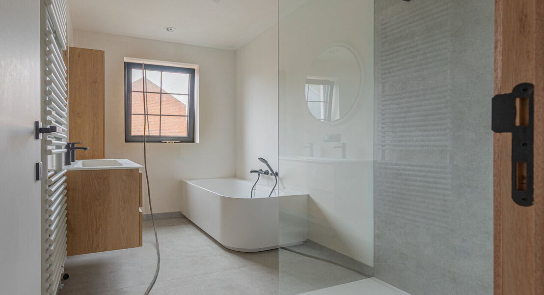 Ontdek deze moderne nieuwbouw in Affligem, ideaal voor gezinnen of wie op zoek is naar een hedendaags en ruim huis. Met een woonoppervlakte van 244,29 m&sup2; biedt deze woning drie ruime slaapkamers en twee stijlvolle badkamer, perfect om tot rust te komen. 